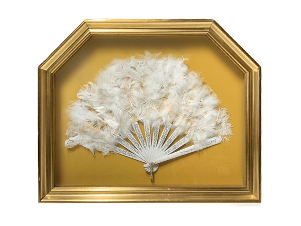 Folding fan with feathers in ventagliera. Early twentieth century. Cm 38x47
