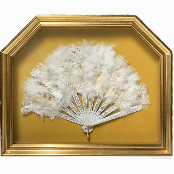 Folding fan with feathers in ventagliera. Early twentieth century. Cm 38x47