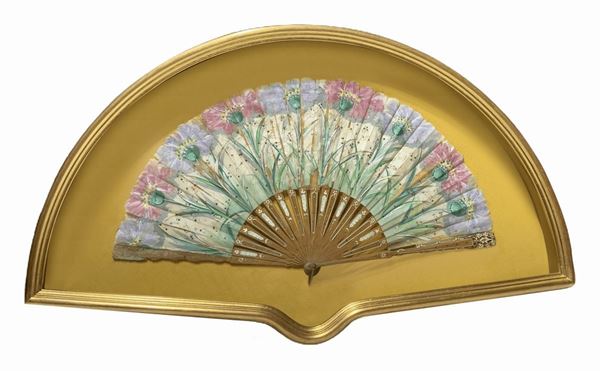 Folding fan painted with floral motifs in ventagliera. Early twentieth century. Cm 38x64