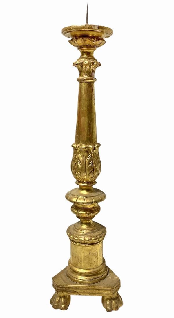 Candeliere in legno dorato. Fine XVIII secolo. H cm 62