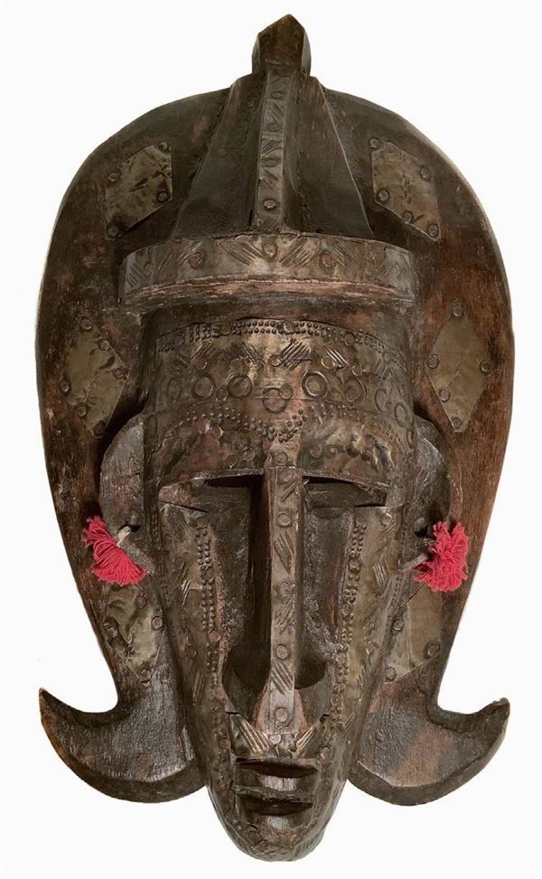 African mask with copper applications and tissue. Cm 34x18,5.