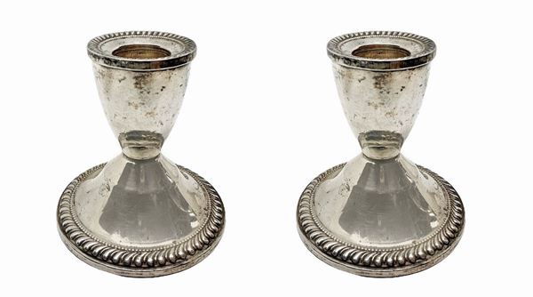 Pair of candlesticks in-weighted sterling. H 8 cm, diameter 7.8 cm