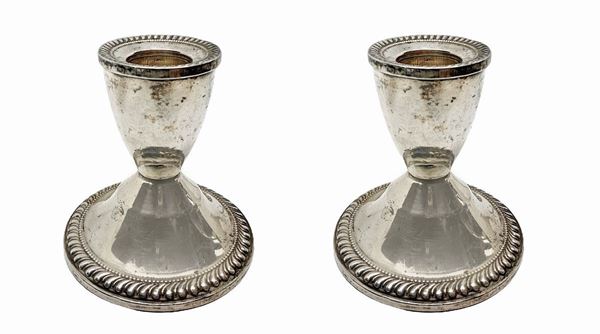 Coppia di portacandele in Weighted-sterling . H cm 8, diametro cm 7,8