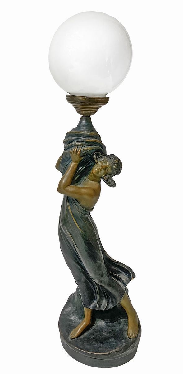 Lume con scultura a colaggio raffigurante donna in costume liberty, inizi XX secolo. H cm 70