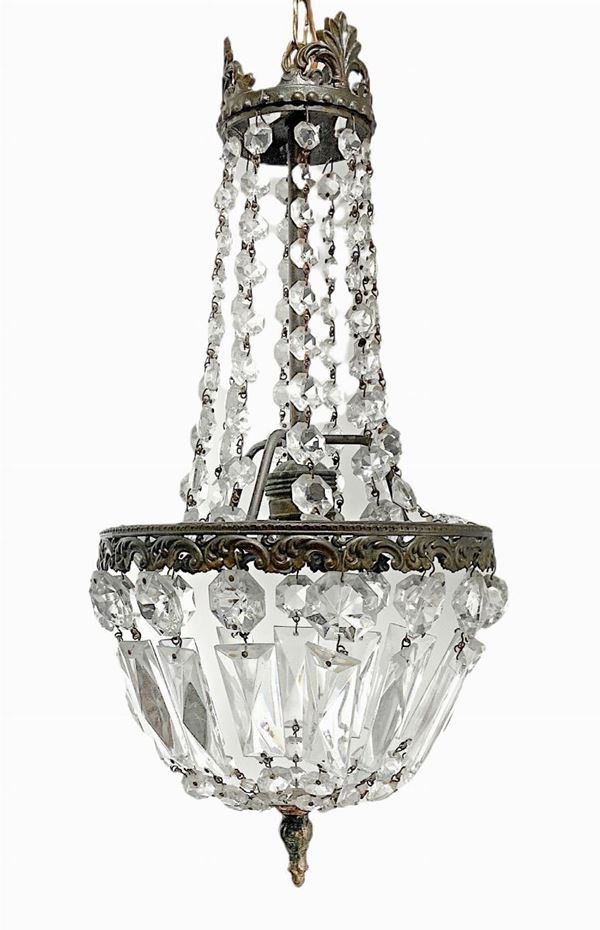 Lampadario a ninfa in ottone con brindoli in vetro, primi XX secolo. H cm 55 , diametro 25