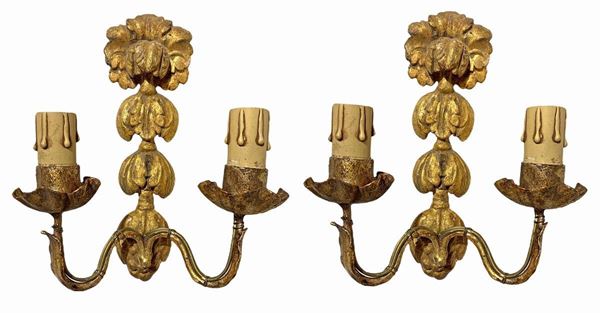 Coppia di applique in legno dorato con braccetti in metallo dorato, Sicilia, inizi XIX secolo. H cm 22x19