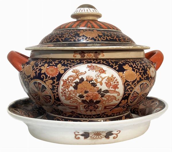 Zuppiera in porcellana cinese con piatto di portata fondo nero decorazione in colore arancio. H cm 25. Larghezza cm 35.