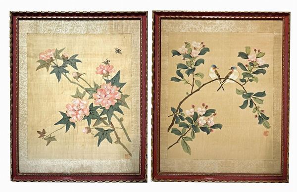 Coppia di dipinti su seta, Cina , inizi XX secolo. Cm 37x30, in cornice laccata 49x39.