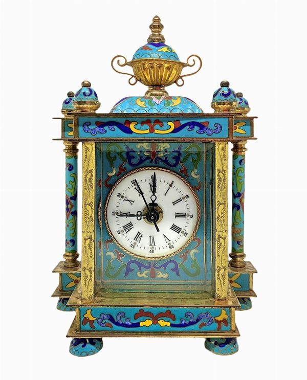 Orologio da tavolo azzurro made in China, metallo dorato e smalti. Sistema funzionante a batteria. H cm 20, base cm 14x8