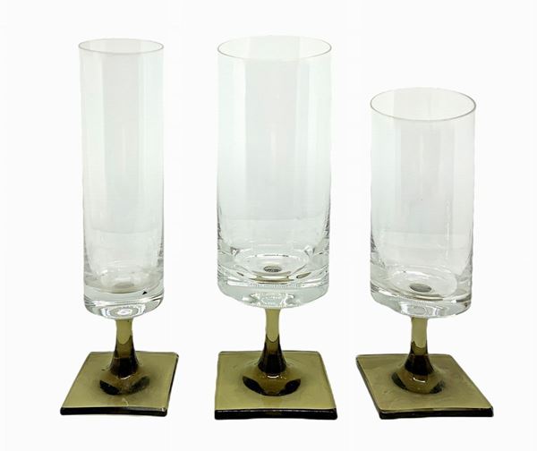 Rosenthal Studio-linie, Georg Jensen, Servizio di bicchieri con base in vetro affumicato anni 50, Berlino. Composto da n. 10 bicchieri da acqua, 10 bicchieri da cocktail, 10 bicchieri da vino.