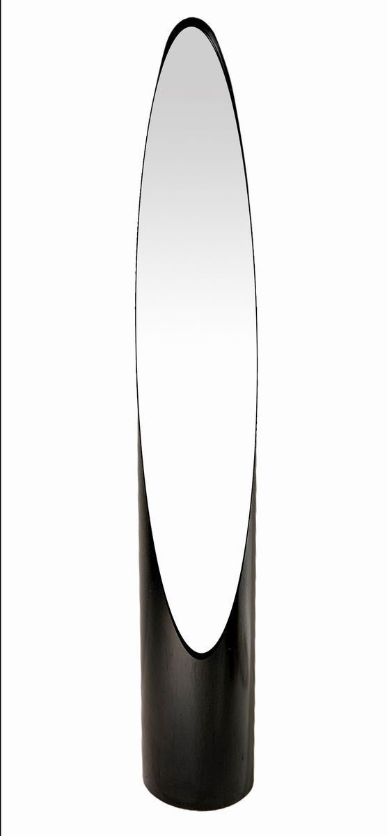Specchio da terra con struttura in plastica abs colore nero, produzione italiana, disegno Rodolfo Bonetto, modello unghia. H cm 162. Base rotonda diametro cm 25
