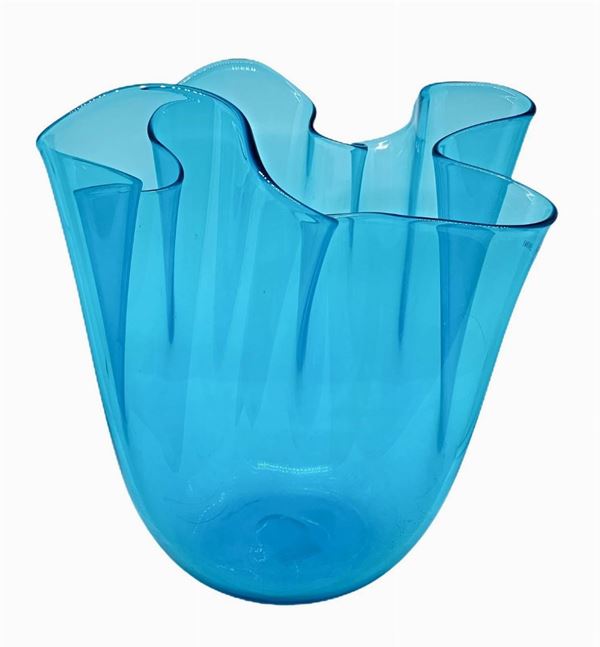 Produzione Venini mod. Fazzoletto, dis. Fulvio Bianconi. Vaso in vetro trasparente nei toni dell'azzurro, firma incisa alla base. H cm 25