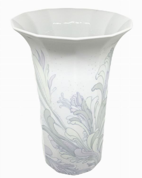 Rosenthal, modello Polygon, designer Tapio Wirkkala, Vaso in porcellana bianca. decorata  â€œfleurs fantastiquesâ€.
H cm 22