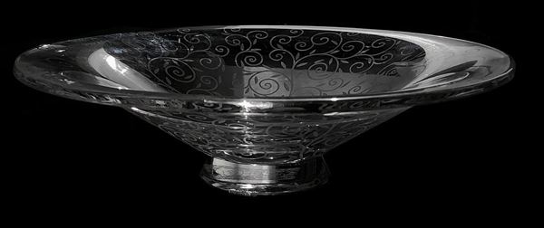 Piccola alzata in vetro trasparente con decoro floreale bianco, Baccarat. Firmato sul fondo.   H cm 4,5. Diametro cm 17