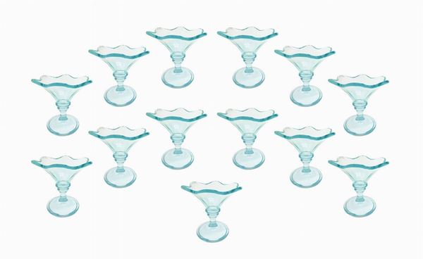 N. 18 turquoise-colored glass cups. H 12 cm.
H 12 cm
