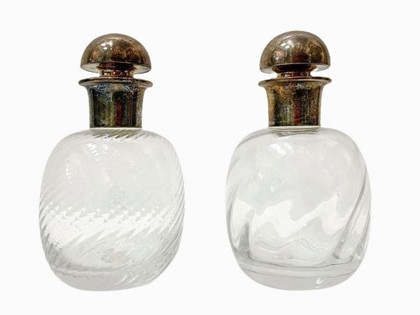 Coppia di bottiglie in vetro cordonato con tappo in metallo argentato. H cm 23. Produzione Italia. Italia,
H cm 23