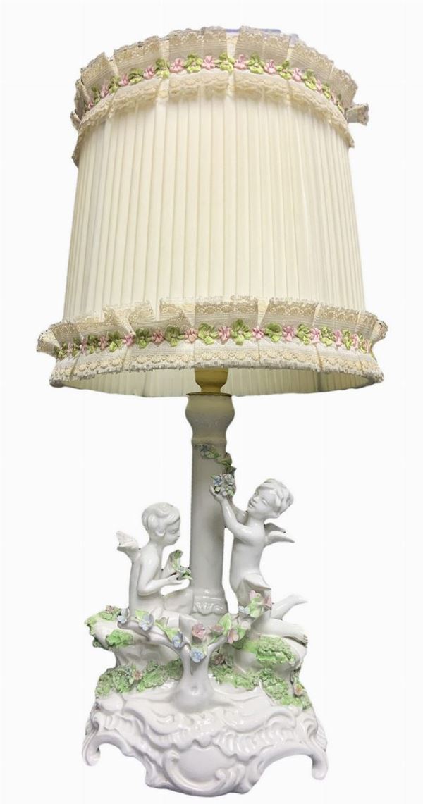 Abat Jour in porcellana di Capodimonte raffigurante gioco di angioletti. 
H cm 44.