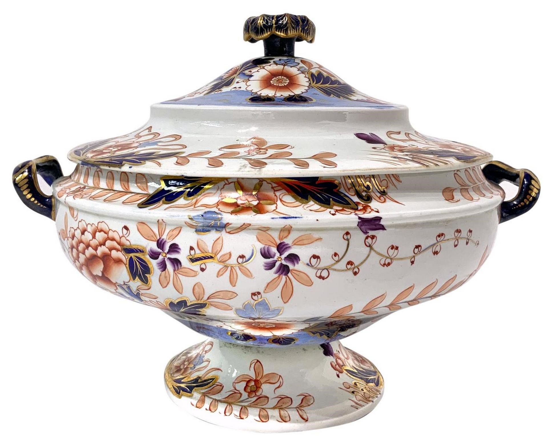 Prestigioso servizio di piatti in porcellana con motivi floreali