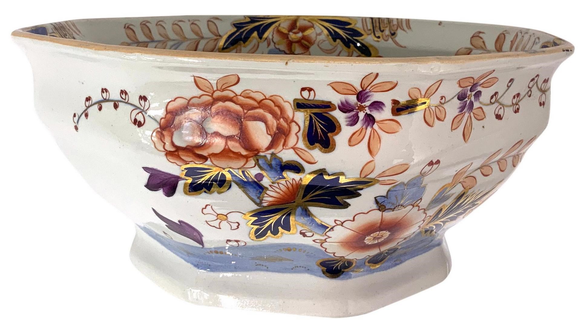 Prestigioso servizio di piatti in porcellana con motivi floreali