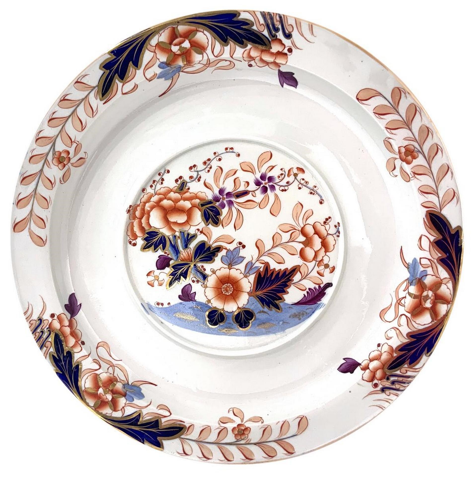 Prestigioso servizio di piatti in porcellana con motivi floreali