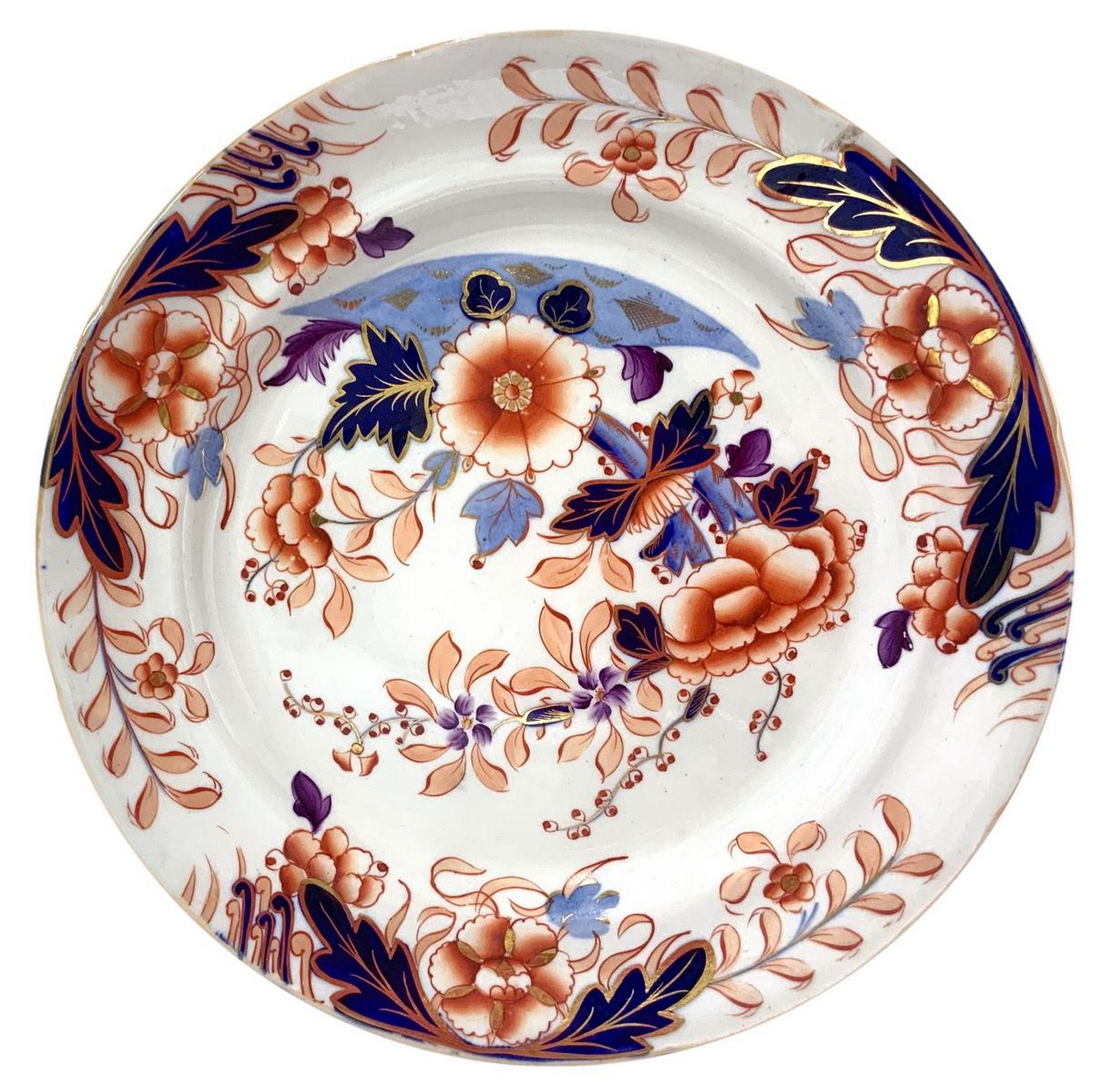 Prestigioso servizio di piatti in porcellana con motivi floreali