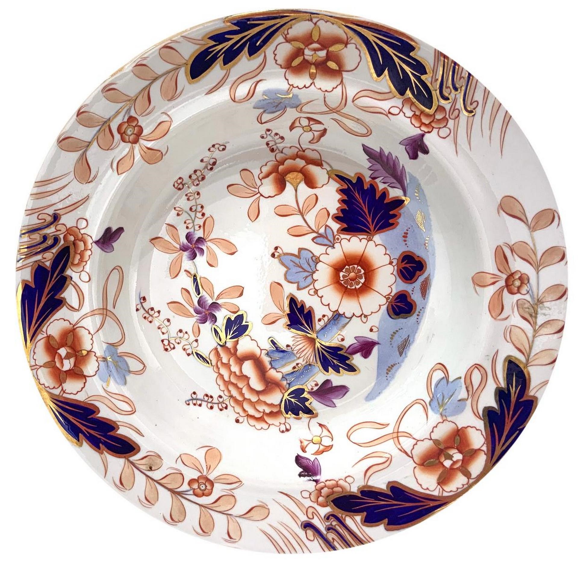 Prestigioso servizio di piatti in porcellana con motivi floreali