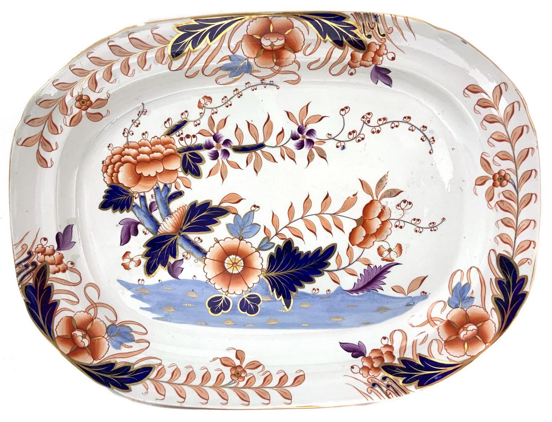 Prestigioso servizio di piatti in porcellana con motivi floreali