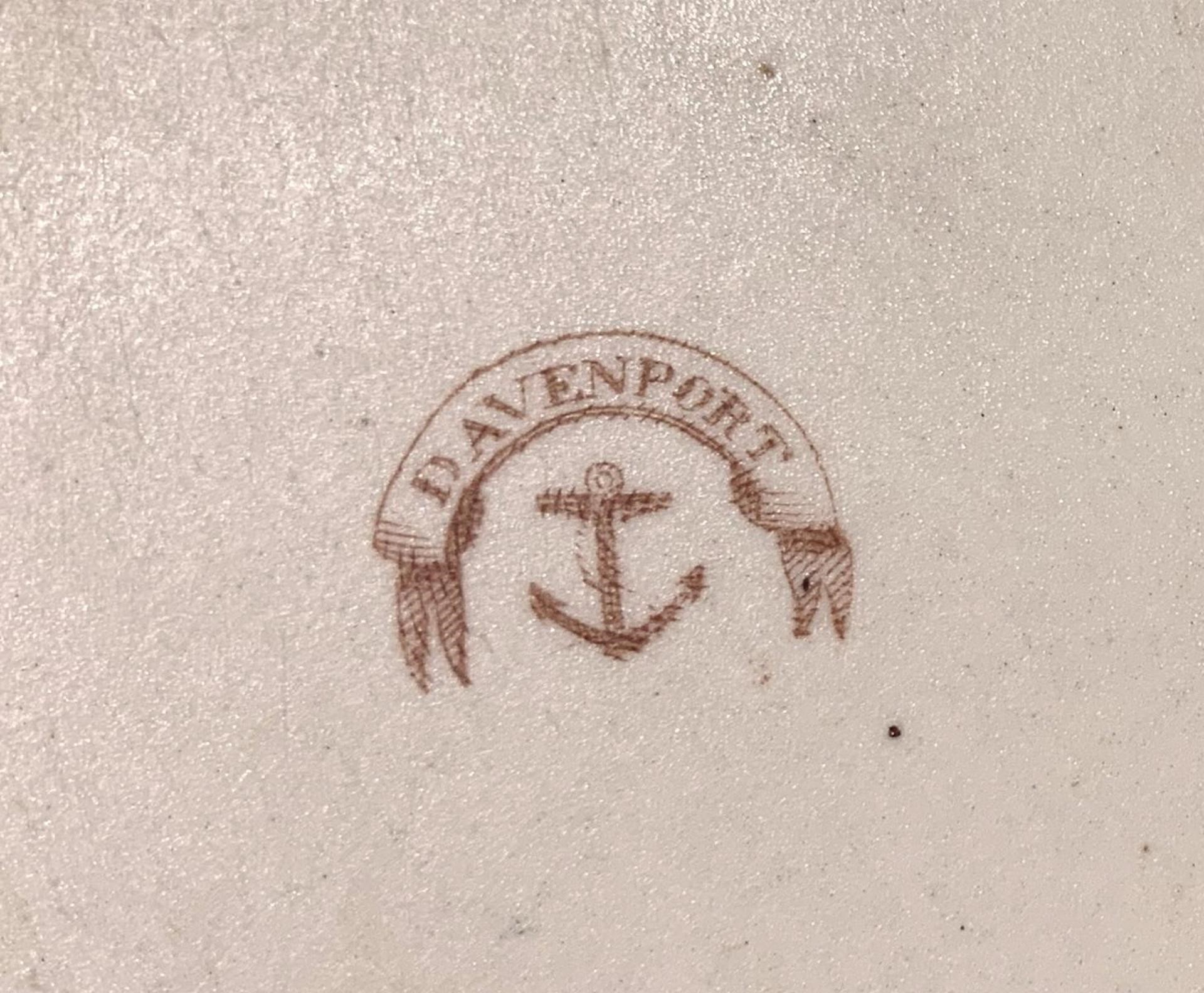 Prestigioso servizio di piatti in porcellana con motivi floreali