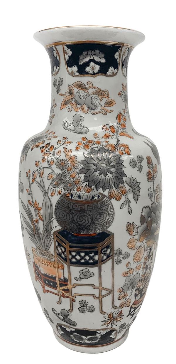 Vaso in porcellana cinese decori floreali su sfondo bianco 