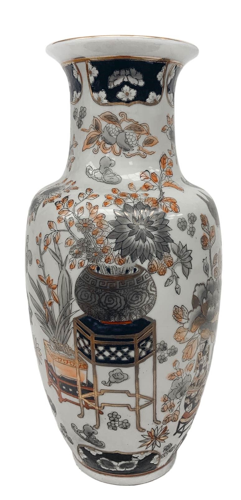 Vaso in porcellana cinese, decori floreali su sfondo bianco