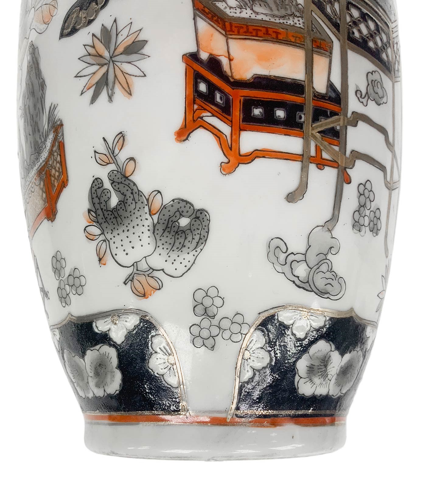 Vaso in porcellana cinese, decori floreali su sfondo bianco