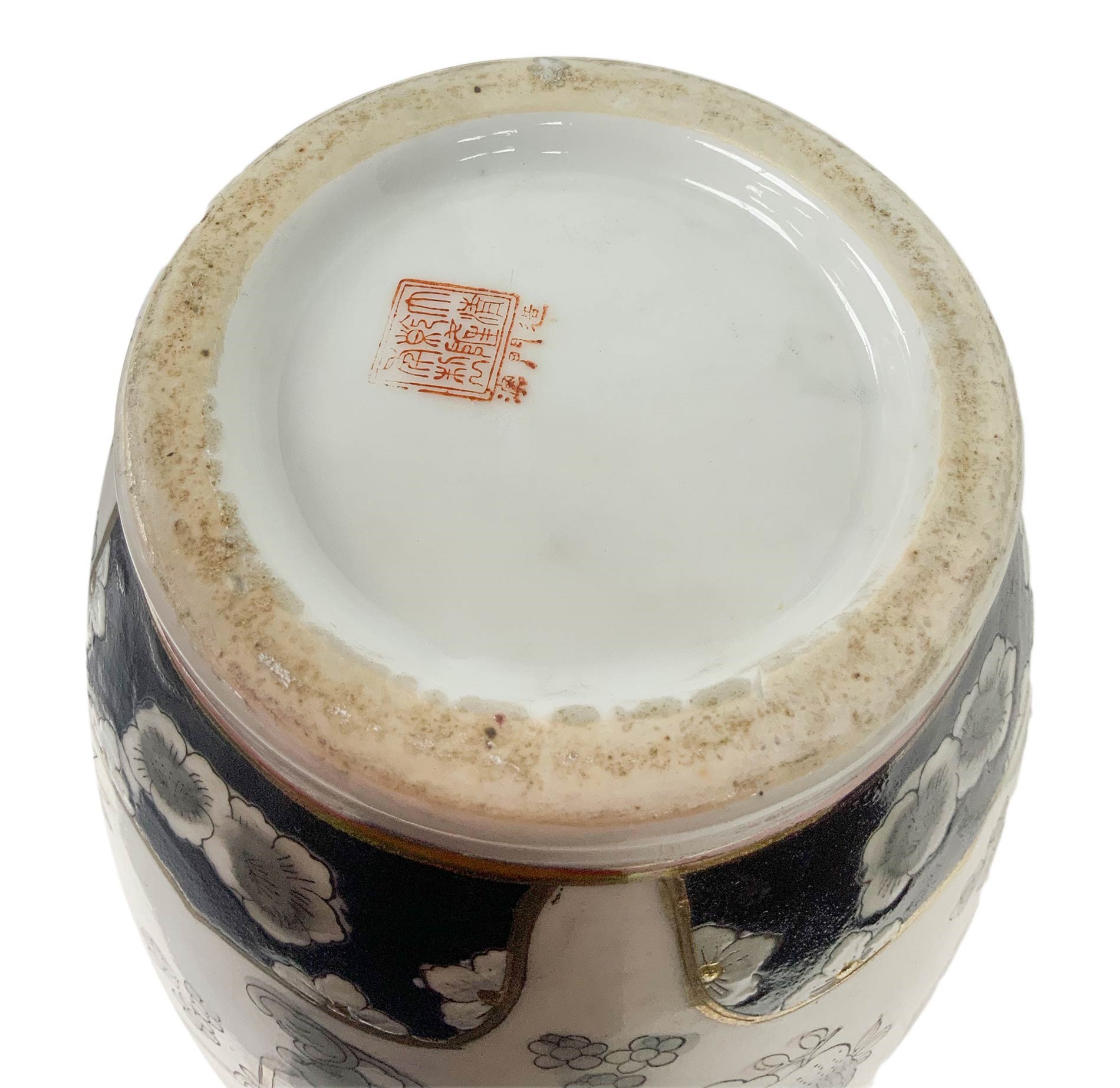 Vaso in porcellana cinese, decori floreali su sfondo bianco