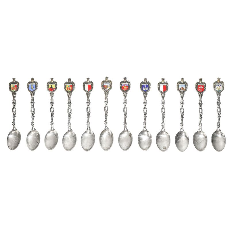 12 cucchiaini in argento 800, con smalti raffiguranti stemmi di città italiane. H cm 11,5