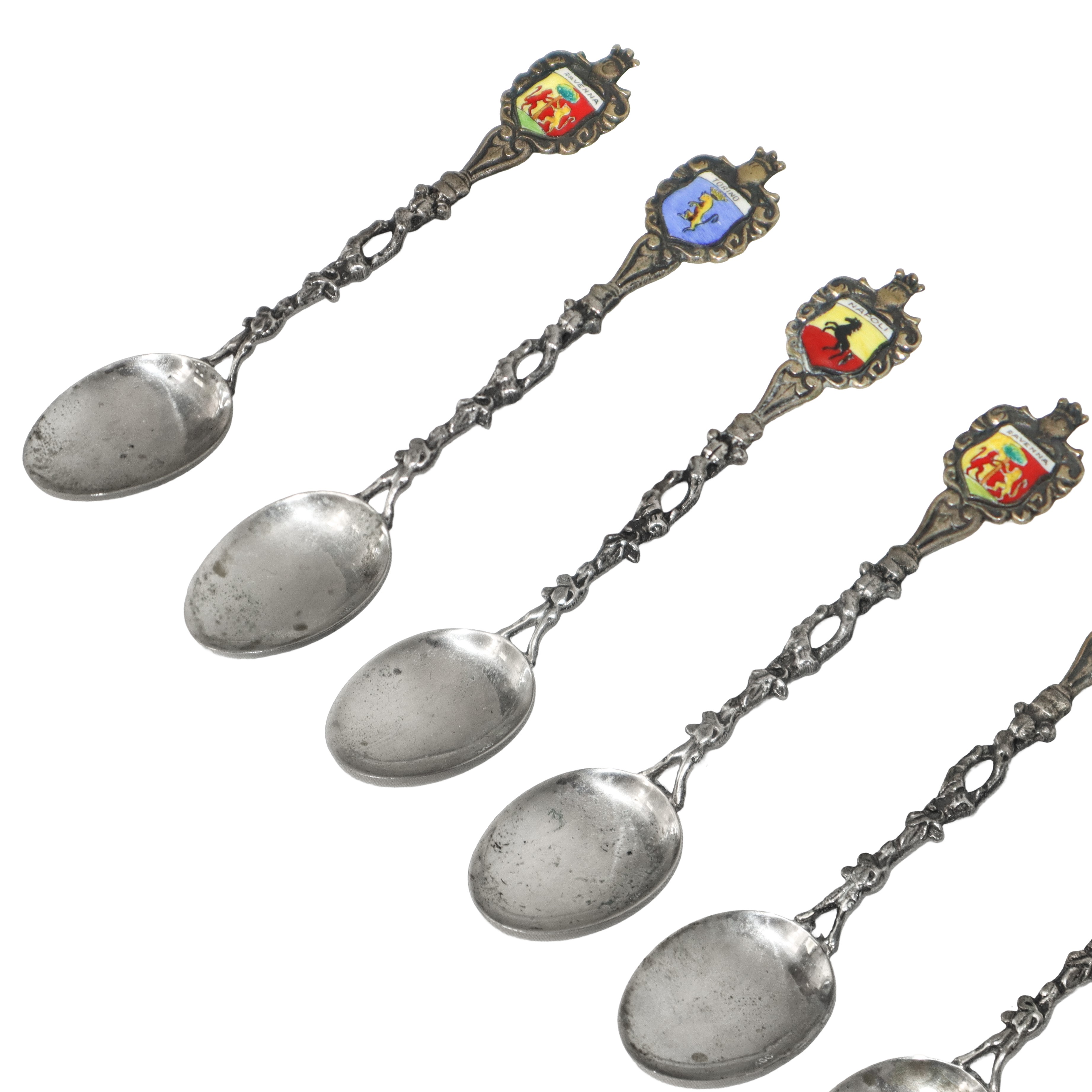 12 cucchiaini in argento 800, con smalti raffiguranti stemmi di città italiane. H cm 11,5