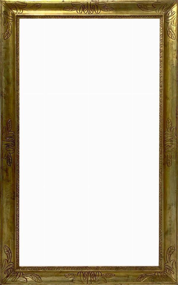 Cornice in legno a vassoio dorata a foglia, in stile del XIX secolo. Misure esterne cm 124x74. Misure interne cm 108x58.

