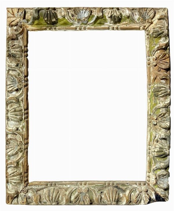 Antica cornice in legno policromo. Misure esterne cm 56x79, interne cm 46x55. Restauri e  e mancanze