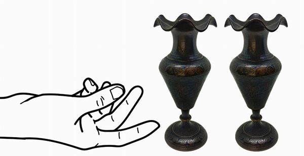 Coppia di piccoli vasi in metallo con smalti cloisonné, XIX secolo. H cm 15.
