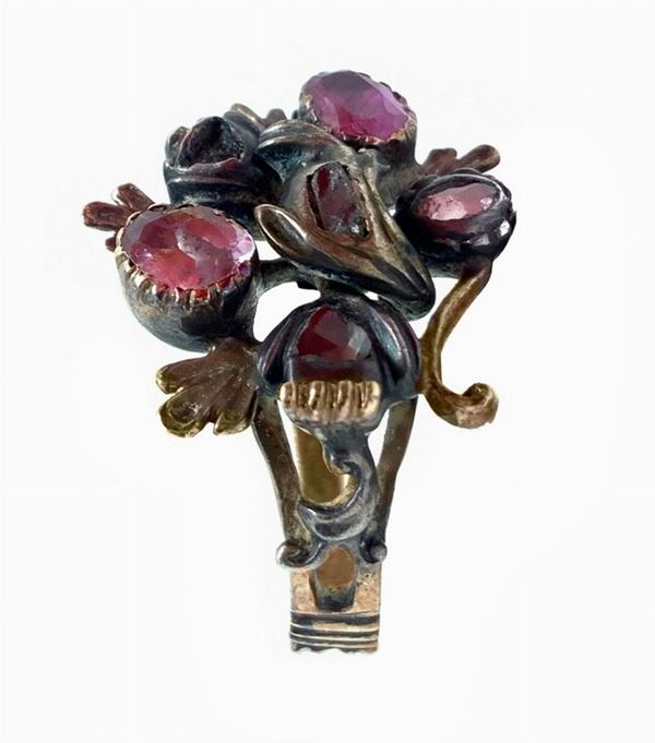 Anello in oro e argento con pietre colorate. Gr. 4,9. 