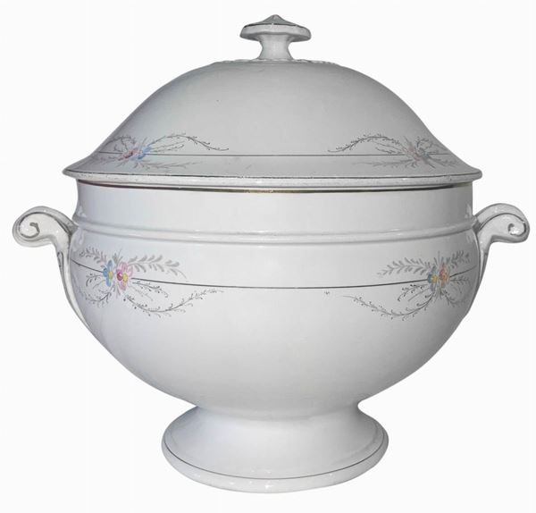 Richard Ginori - S.C.Richard, Zuppiera in ceramica con decori floreali. Fine XIX Secolo. Piccole sbeccature