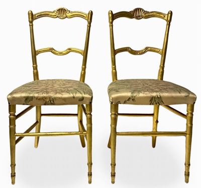 Coppia di sedie chiavarine, fine XIX secolo, legno dorato e rivestimento in seta