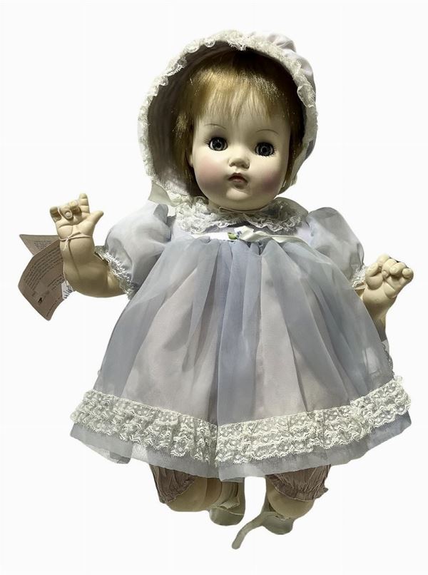 Bambola in plastica "Alexander", abito in tulle azzurro, capelli mohair, occhi mobili, certificato, 1960-70, provenienza America, h. cm 50
