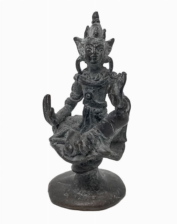 Statua in bronzo patinato verde raffigurante divinità orientale, inizi XX secolo. H cm 11