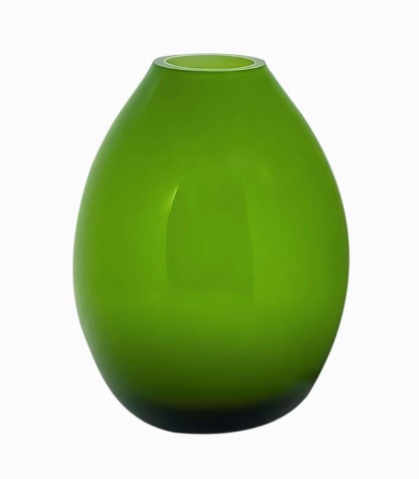 Vaso in vetro di Murano, di forma globulare, in vetro incamiciato nei toni del verde