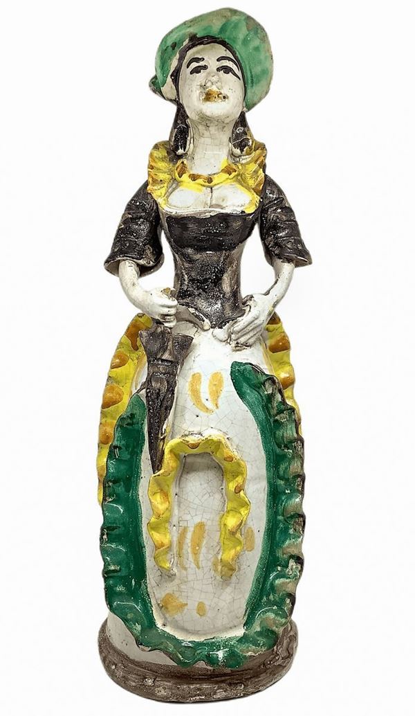 Lumiera in maiolica di Caltagirone raffigurante donna. H cm 42. Piccola mancanza