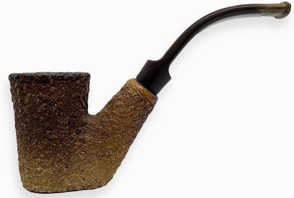 "Pipa model Oon Paul" - England. Late '900.
Pipa with stove model. "Oon-Paul" and torch foam, hard rubber mouthpiece.
The cooker and the torch, hammered by hand in color brown foam.
The mouthpiece in black hard rubber, has on top, just before the graft, the factory's name engraved on two lines that intersect:
"BARLING".
Dimensions stove and torch: h. cm. 5.5, lung. cm. 13, diam. cm. 3.5