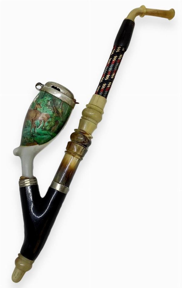  "Tyrolean Pipa with deer" - Alto Adige. Early '900.
Pipa the Tyrolean type with ceramic hob, torch horn and metal finishes and ebonite.