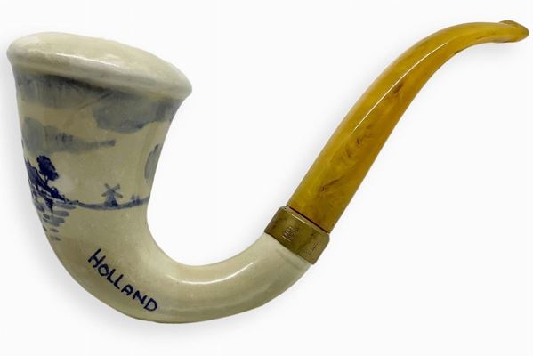 "Dutch Pipa with mill" - Netherlands. Late '900.
Pipa the Dutch type with cooker and ceramic torch, and mouthpiece in amber with inclusions plant