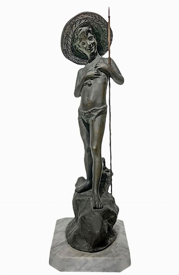 Scultura in antimonio patinato bronzo raffigurante scugnizzo su scoglio. XX secolo. Firma sul retro G. Varlese. H cm 39
