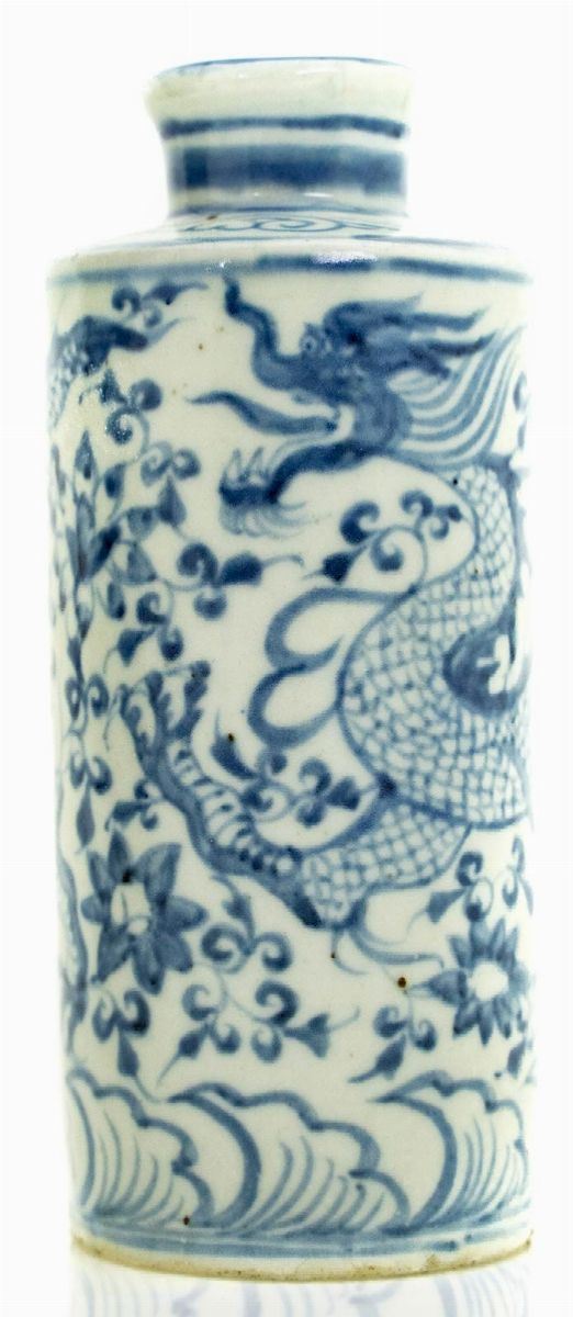 Piccola bottiglia, Cina. Decorata nei toni del bianco e dell'azzurro. H cm 13 base cm 5
