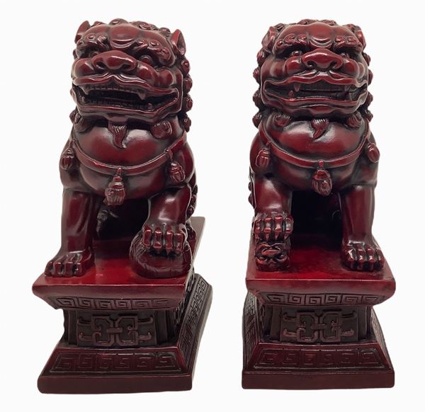 Pair of Pho burgundy colored dogs. H 16 cm Base cm 10x5